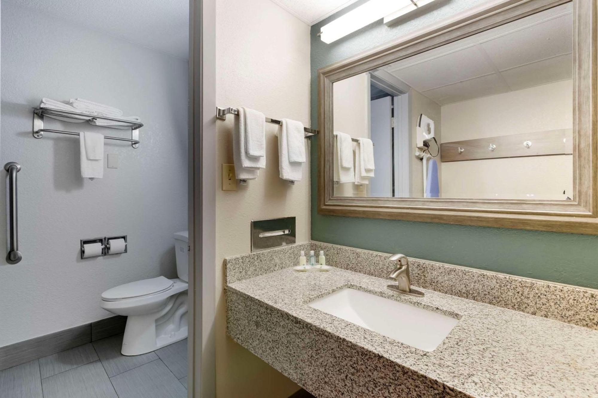 Quality Inn Newton At I-80 Exterior foto